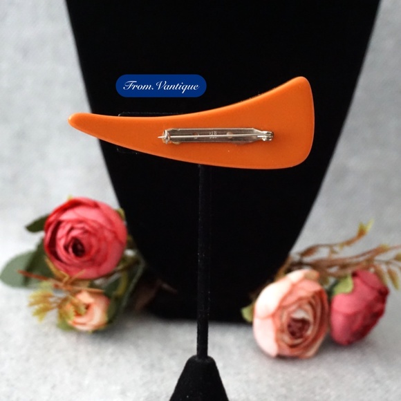 🔸Orange with Fairy Dust Lucite Triangle Brooch / Scarf Pin 🧷 - Picture 3 of 5